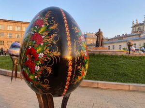 У Львові біля Собору святого Юра встановили писанки, які врятували з Києва